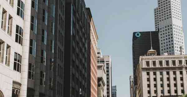 人工智能机器人物流，人工智能机器人物流车：彩色的蓝色机器人们