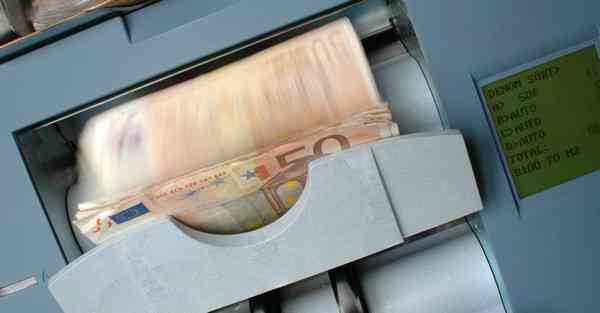 AI绘画养父变成生父（AI绘画变成卫生巾）